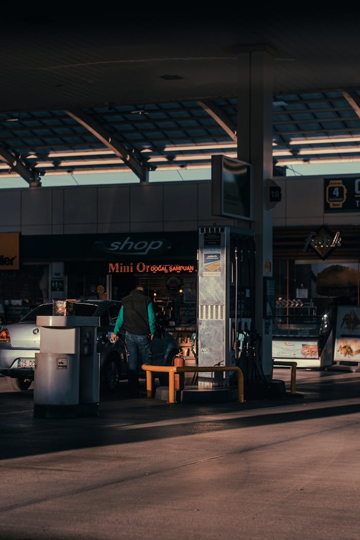 Man refueling car at a petrol station in İstanbul during the day.